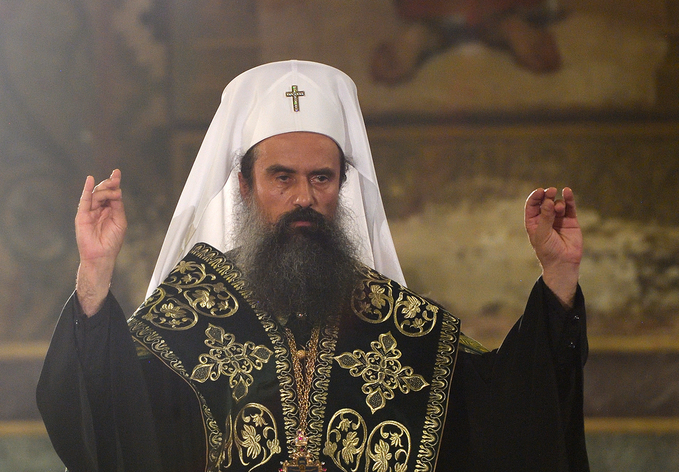 Болгарский патриарх Даниил благословляет паству во время своей интронизации в кафедральном соборе Александра Невского в Софии, Болгария, 30 июня 2024 года. Фото: Vassil Donev / EPA