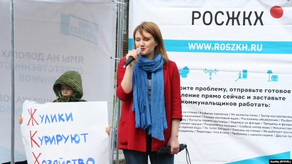 Liliya Chanysheva during a protest rally in Ufa, 2016. Photo: <a href="https://www.svoboda.org/a/polnoe-pravovoe-bezumie-blogery-o-pomeschenii-lilii-chanyshevoy-v-sizo/31558224.html" rel="noopener noreferrer" title="https://www.svoboda.org/a/polnoe-pravovoe-bezumie-blogery-o-pomeschenii-lilii-chanyshevoy-v-sizo/31558224.html">svoboda.org</a>
