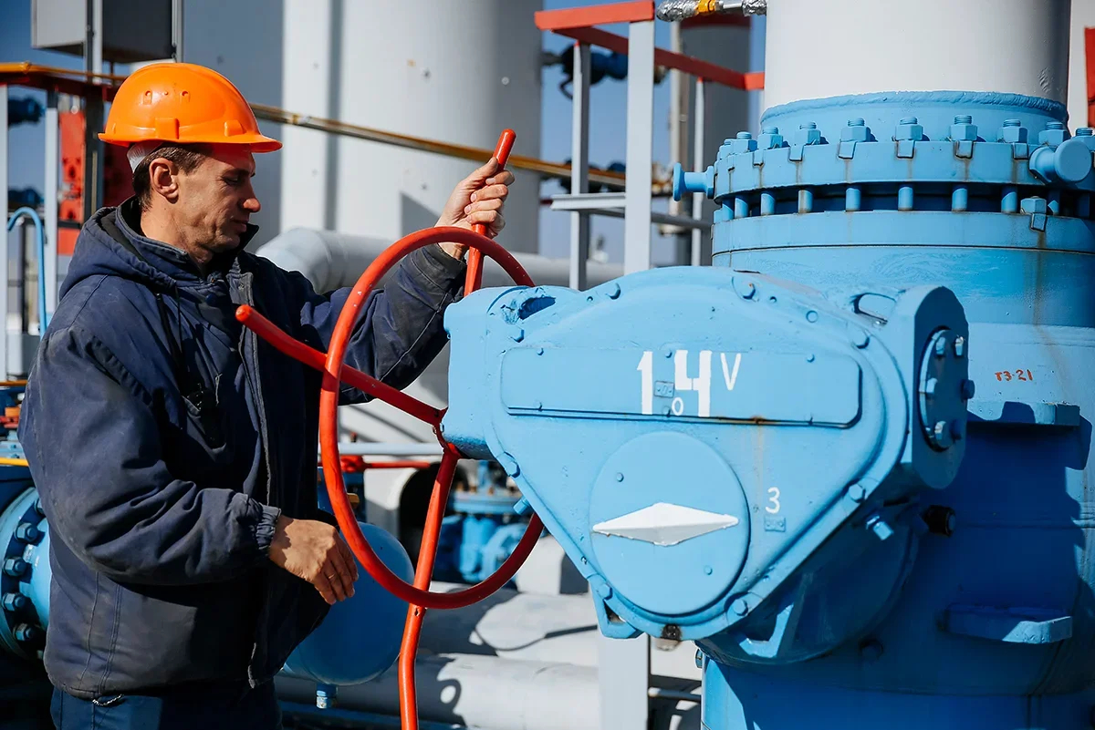 A worker turns a tap at the gas compressor station in Mryn village, about 130 km northeast of Kyiv, Ukraine, October 2015. Photo: Roman Pilipey / EPA