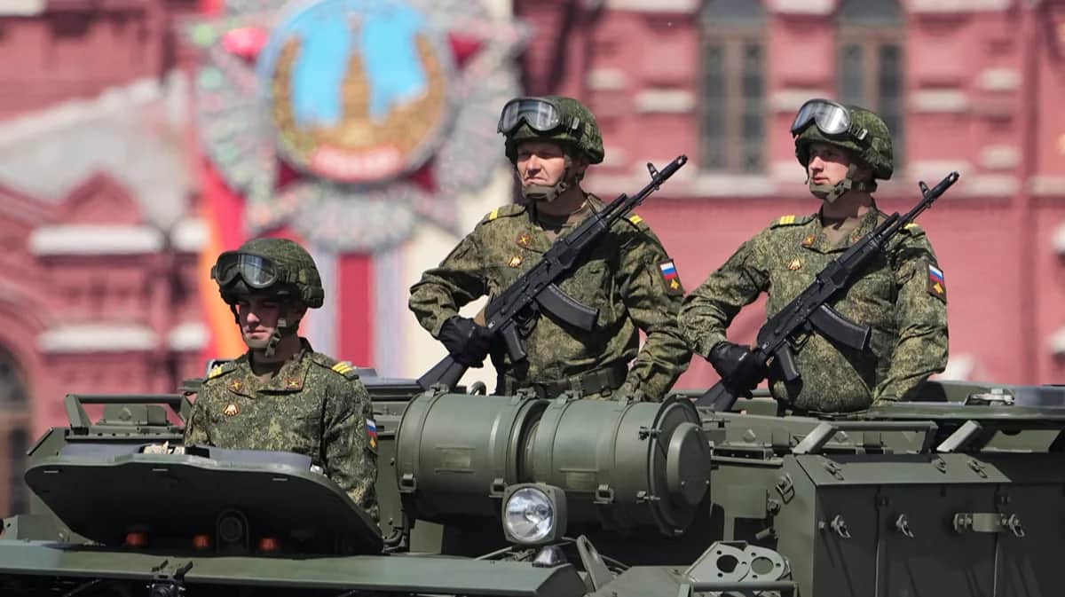 Российские военнослужащие едут на БТР по Красной площади во время парада Победы в Москве, 9 мая 2025 года. Фото: Александр Земляниченко / AP Photo / Scanpix / LETA