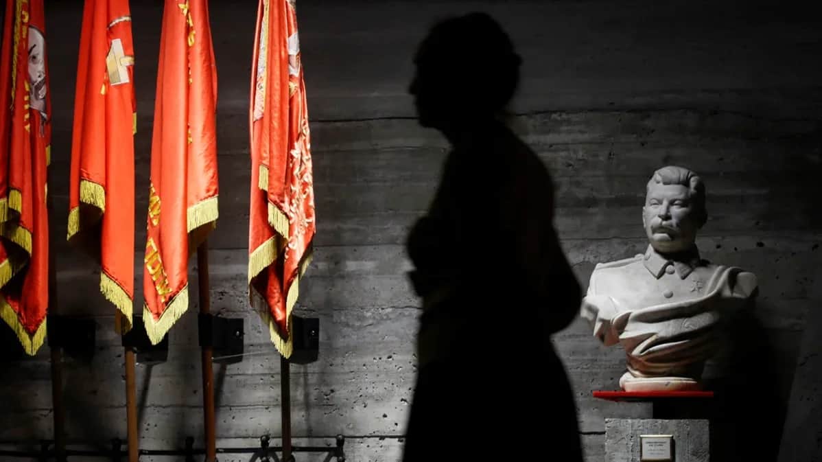 A woman walks past a bust of Stalin at the Battle of Stalingrad Museum and Memorial Complex in Volgograd, Russia, 22 August 2017. Photo: Maxim Shemetov / Reuters / Scanpix / LETA