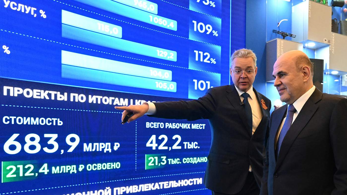 Премьер-министр России Михаил Мишустин в сопровождении губернатора Ставропольского края Владимира Владимирова осматривает выставку в рамках III Кавказского инвестиционного форума в Минеральных Водах. Ставропольский край, Россия. 30 апреля 2026 года. Фото: Александр Миридонов / Sputnik / EPA