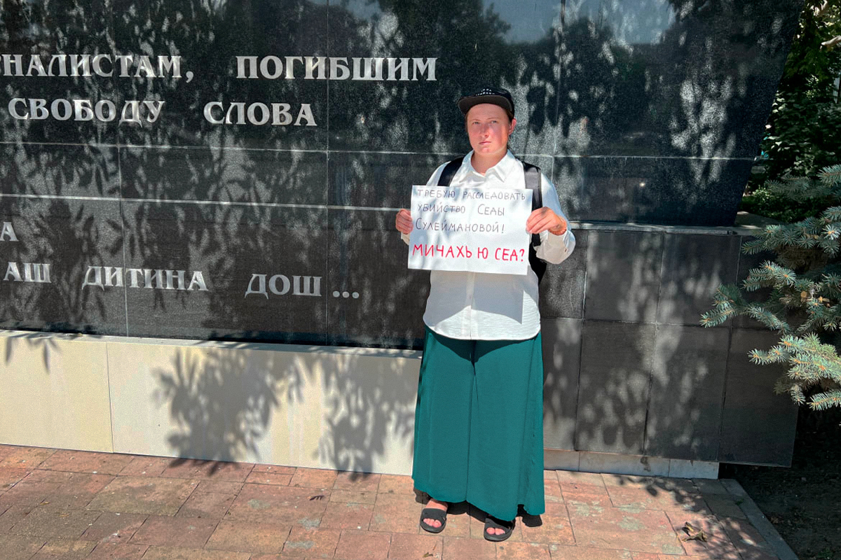 Лена Патяева во время пикета в Грозном. Фото: «Слово защите»