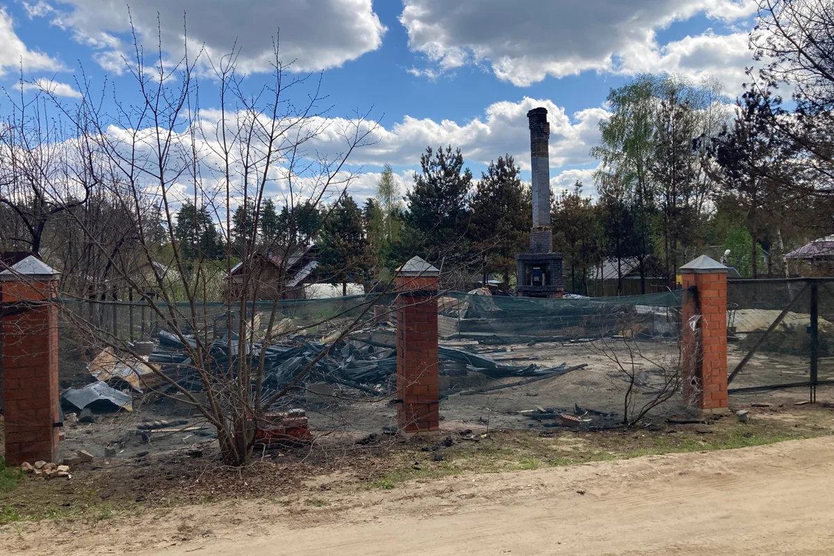 Сгоревший дом в Барсове. Фото Ирины Гариной