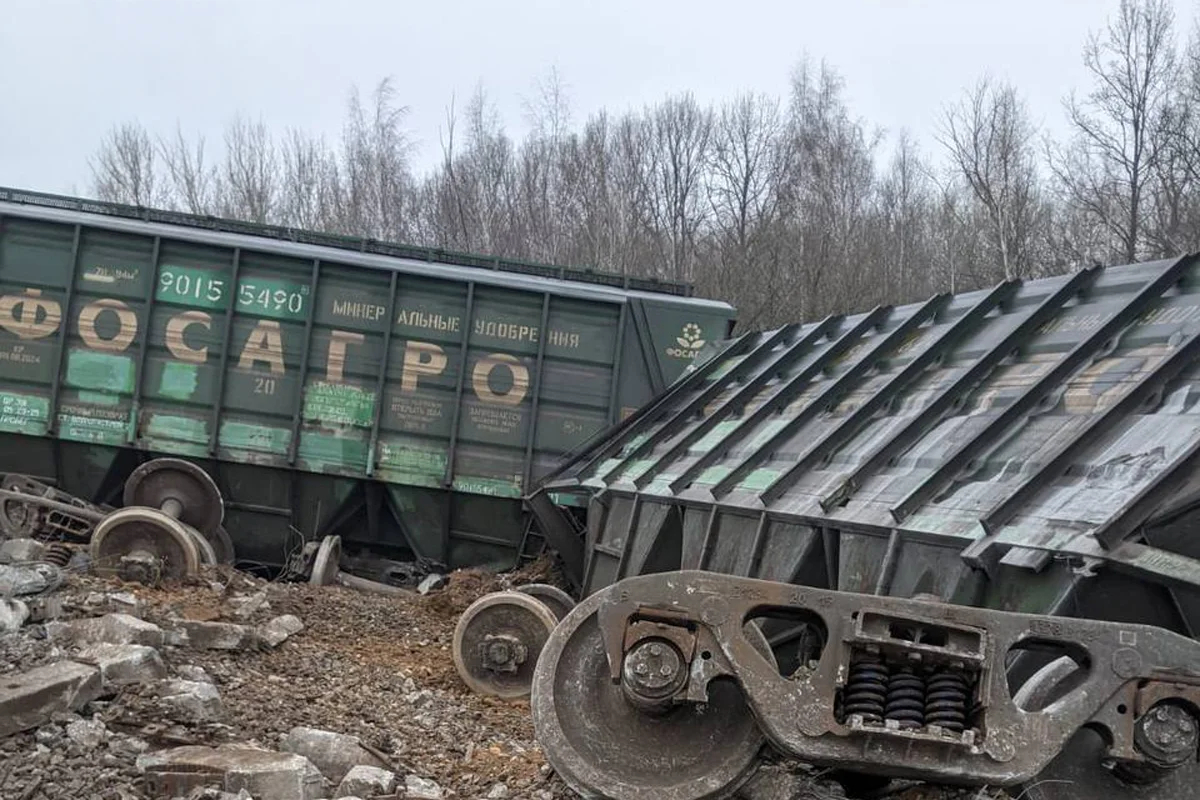 Последствия схода вагонов в Рязанской области, 11 ноября 2023 года. Фото: <a data-sk="tooltip_parent" data-stringify-link="https://t.me/mmtproc/2065" href="https://t.me/mmtproc/2065" rel="noopener noreferrer" target="_blank">Московская межрегиональная транспортная прокуратура</a>