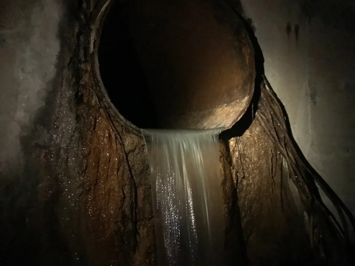 The sewage. Photo by Irina Tumakova for Novaya Gazeta Europe