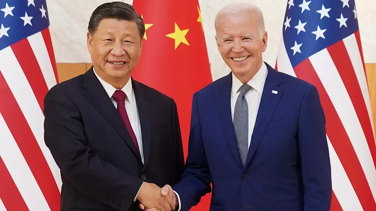 Джо Байден и Си Цзиньпин на полях саммита «Большой двадцатки» (G20) на Бали, Индонезия. Фото: Кевин Ламарк/Reuters