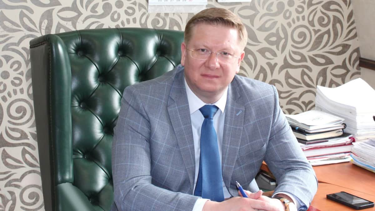 В Иванове оштрафовали депутата-единоросса, который назвал журналиста п*дорасом, плюнул ему в лицо и раздавил очки