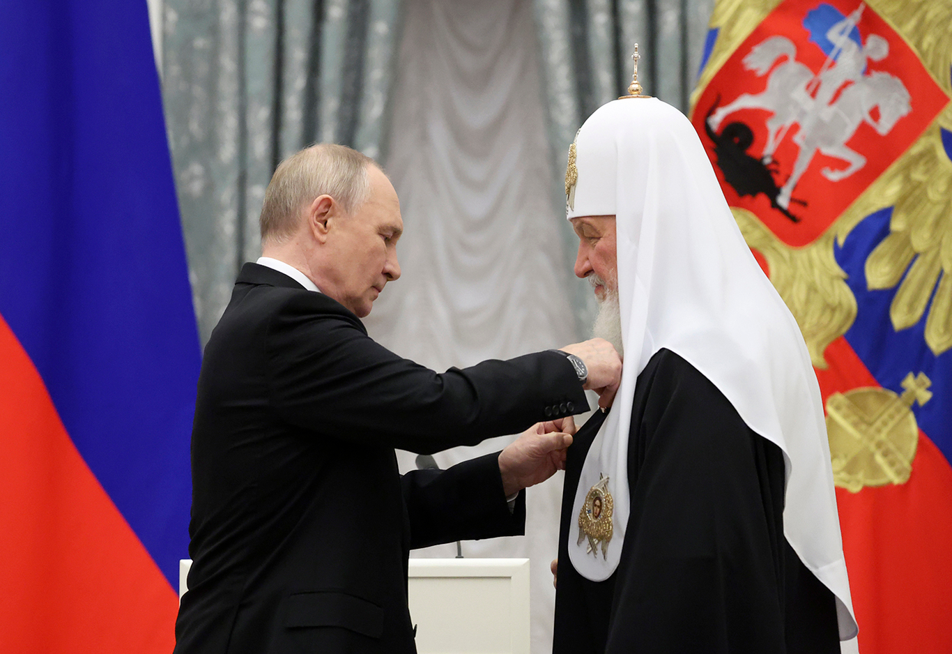 Владимир Путин и Патриарх Кирилл во время церемонии награждения, посвященной Дню народного единства, в Кремле в Москве, 4 ноября 2025 года. Фото: Максим Шипенков / EPA