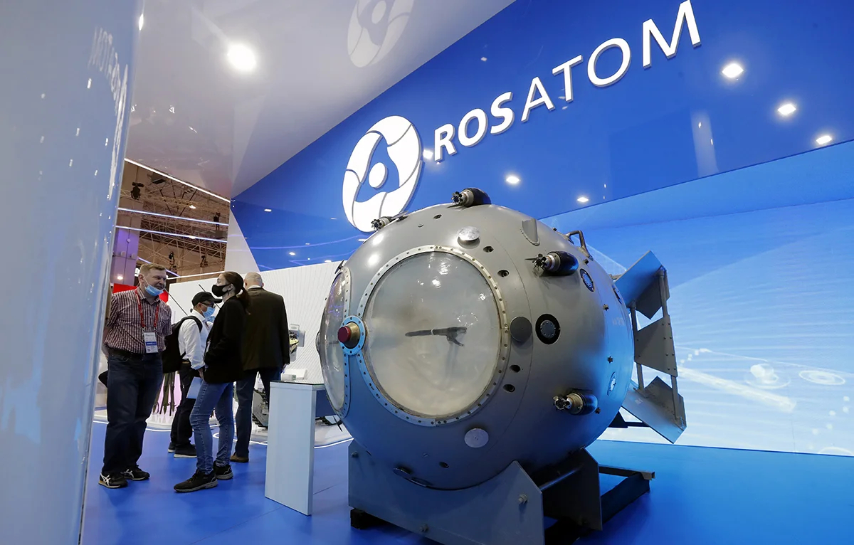 Образец первой советской атомной бомбы RDS-1 в павильоне Российской государственной корпорации по атомной энергии «Росатом» во время Международного военно-технического форума «Армия-2021», Москва, Кубинка, Россия, 23 августа 2021 года. Фото: Максим Шипенков / EPA-EFE / SPUTNIK