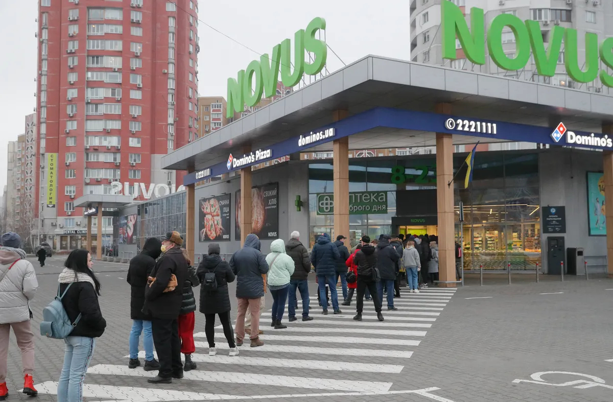 People queuing in front of a grocery store in Kyiv, 24 February 2022. Photo: EPA-EFE/SERGEY DOLZHENKO