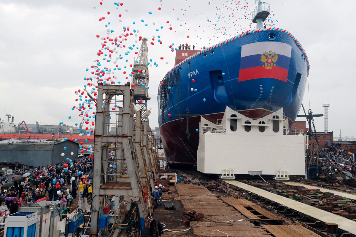 Ледокол «Урал» во время церемонии спуска на воду после завершения строительства на Балтийском заводе в Санкт-Петербурге, 25 мая 2019 года. Фото: Анатолий Мальцев / EPA