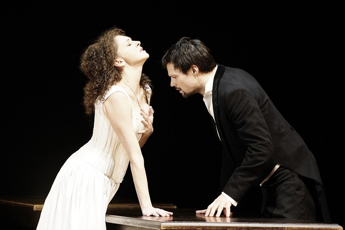 Данила Козловский и Ксения Раппопорт. Сцена из спектакля «Коварство и любовь». Фото: МДТ