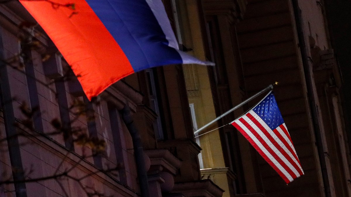 Флаги России и США на здании посольства США в Москве, 25 октября 2023 года. Фото: Максим Шипенков / EPA