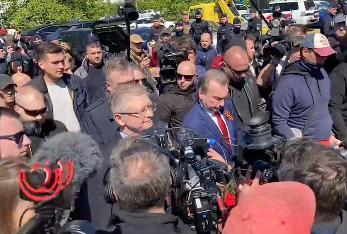 Сергей Андреев на подходе к мемориалу советских солдат, 9 мая 2023 года. Фото: скрин видео