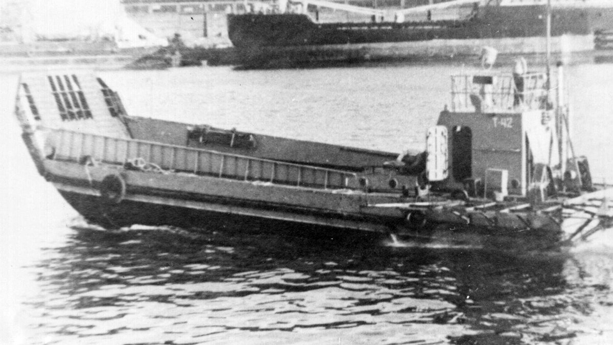 Самоходная баржа «Т-42» проекта Т-4. На похожей барже этого проекта моряков унесло в океан. Фото: wrk.ru