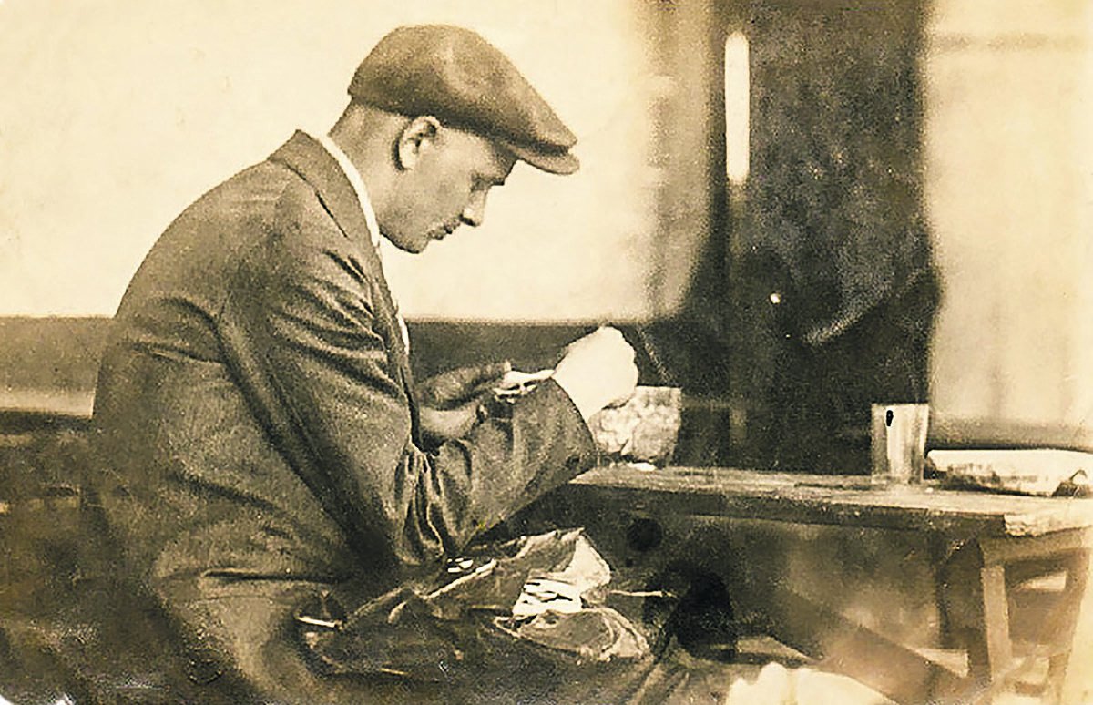 Валерий Маряков из объединения ТАВІЗ в «Шашлычной» по ул. Комсомольской в Минске. Середина 1930-х