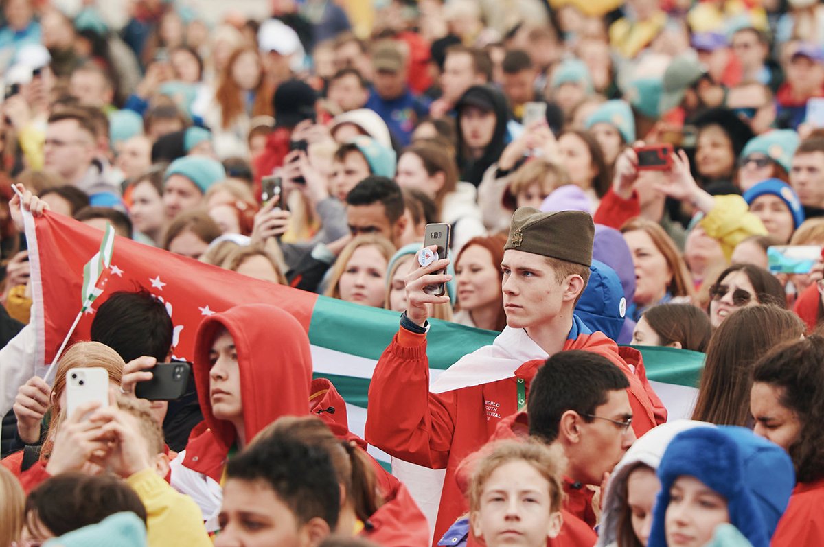 Зрители перед сценой где выступает SHAMAN. Фото: fest2024.ru