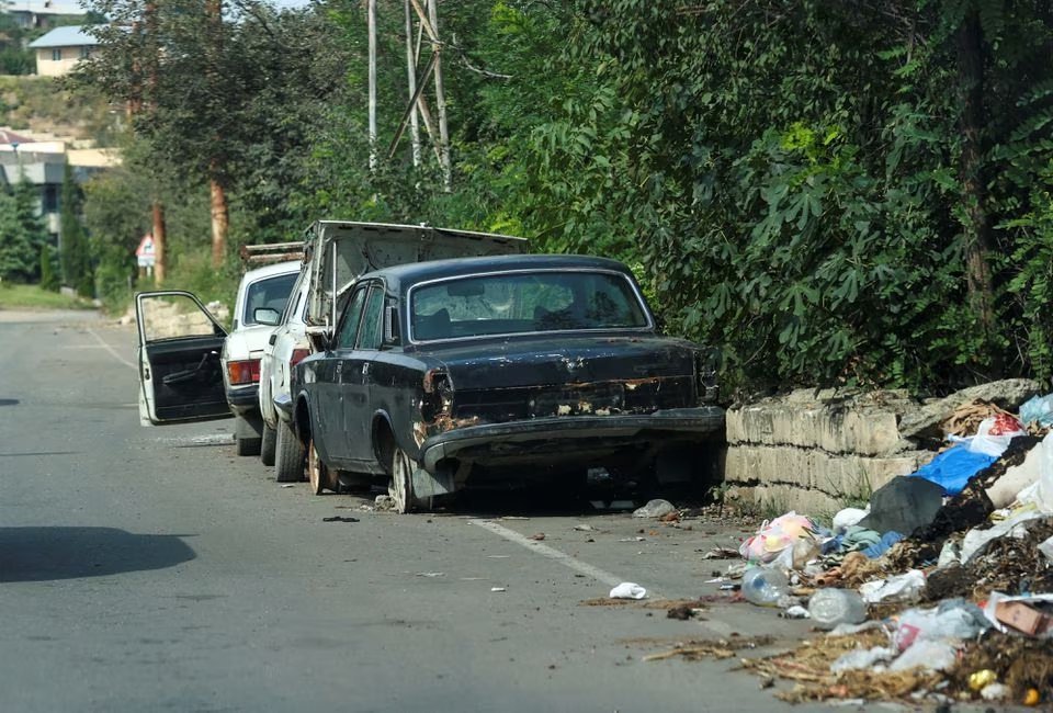 Брошенные машины в Степанакерте 2 октября 2023. Фото: Twitter