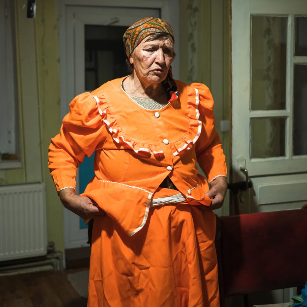 Валентина Силакова демонстрирует свой сценический костюм. Фото: Елена Калиниченко / hromadske.ua