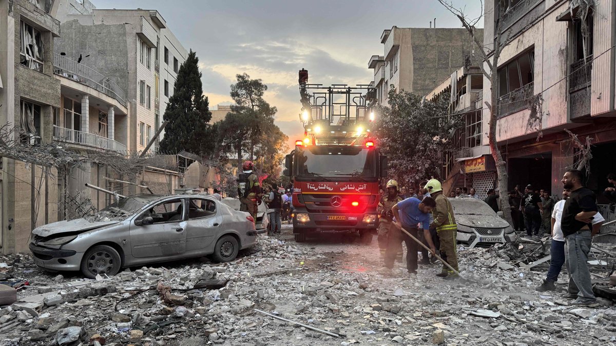 Экстренные службы у пострадавшего в результате израильского удара здания, Тегеран, 13 июня 2025 года. Фото: Meghdad Madadi / Tasnim News / AFP / Scanpix / LETA