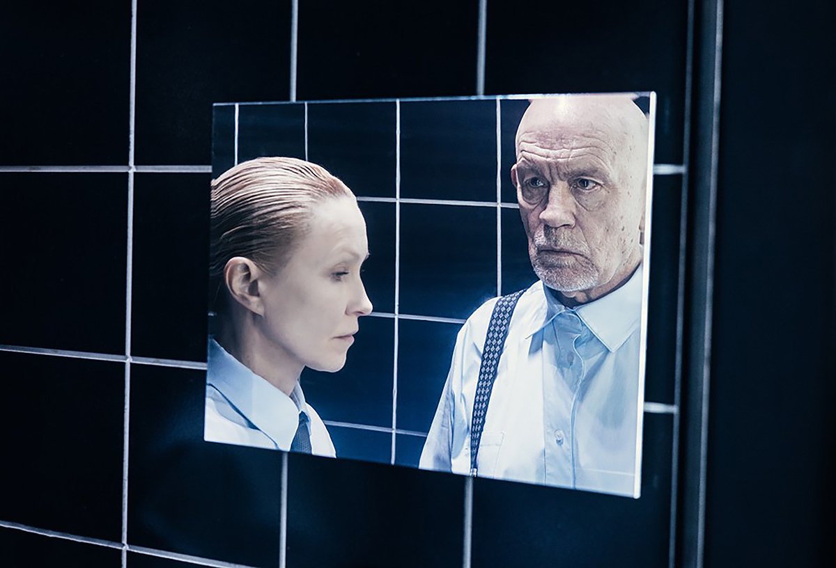 Ингеборге Дапкунайте и Джон Малкович в постановке Тимофея Кулябина «В одиночестве хлопковых полей». Фото: Gia Kardava / thalia-theater.de