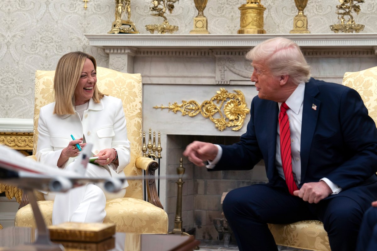 Дональд Трамп и Джорджа Мелони на встрече в Овальном кабинете Белого дома, 17 апреля 2025 года. Фото: Chris Kleponis / EPA