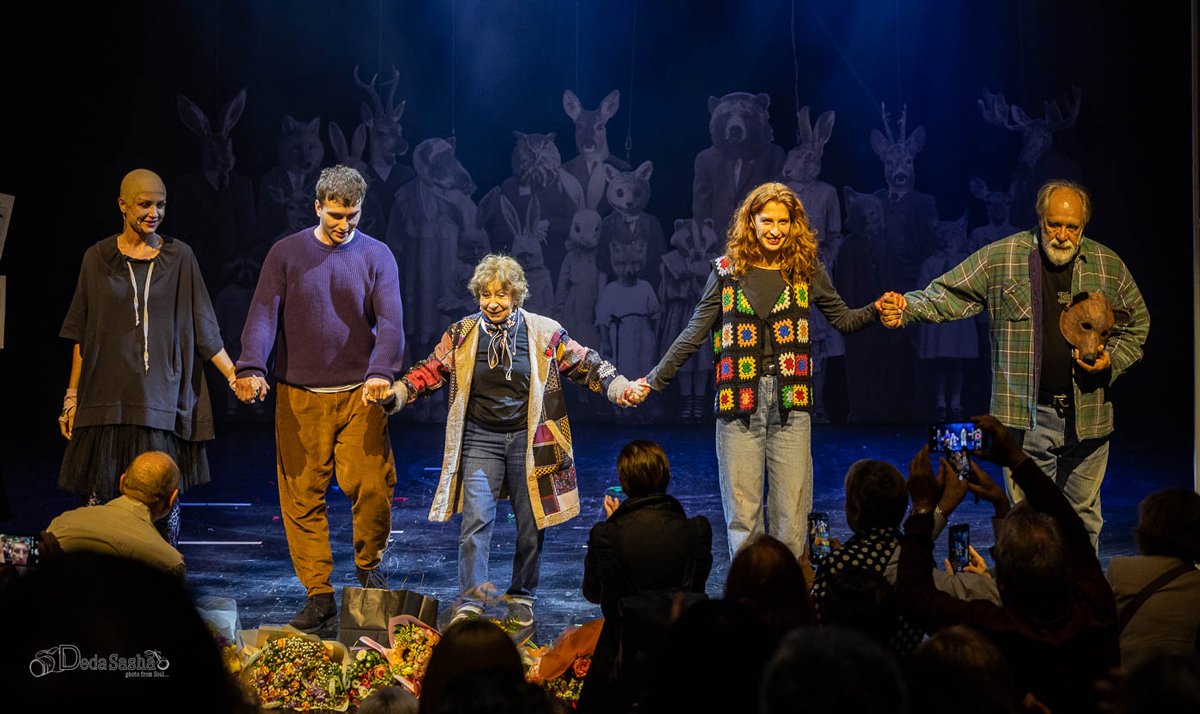 Лия Ахеджакова исполняет роль в спектакле «Веди свой плуг по костям мертвецов». Фото:  Александр Ханин