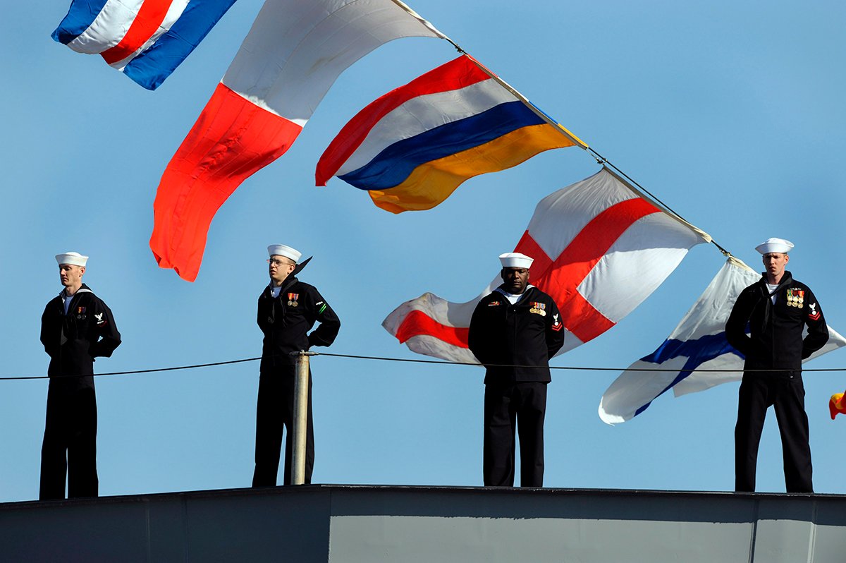 Моряки ВМС США во время ввода в эксплуатацию атомного авианосца класса «Нимиц» с экипажем более 5500 человек, военно-морская база в Норфолке, Вирджиния, США, 10 января 2009 года. Фото: Mike Theiler / EPA