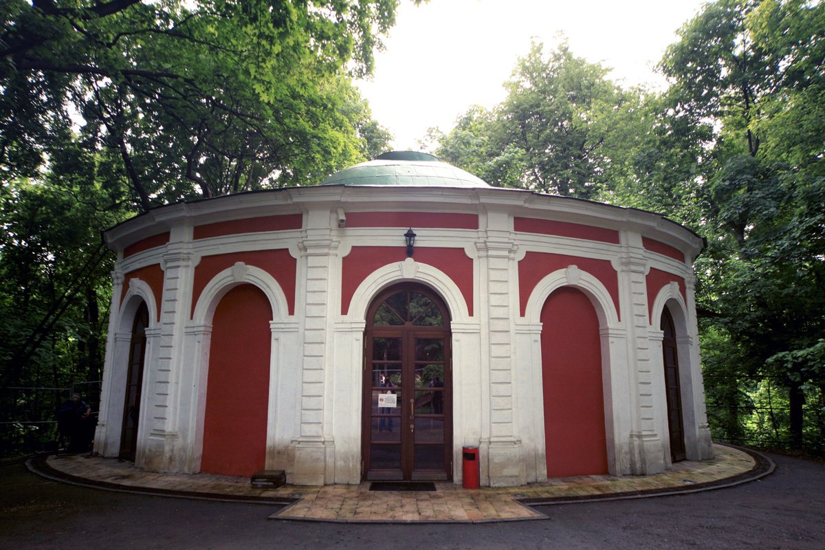 «Охотничий домик у оврага» сохранившийся от усадьбы Трубецких, в котором проводились игры «Что? Где? Когда?», 2015 год. Фото: АГН «Москва»