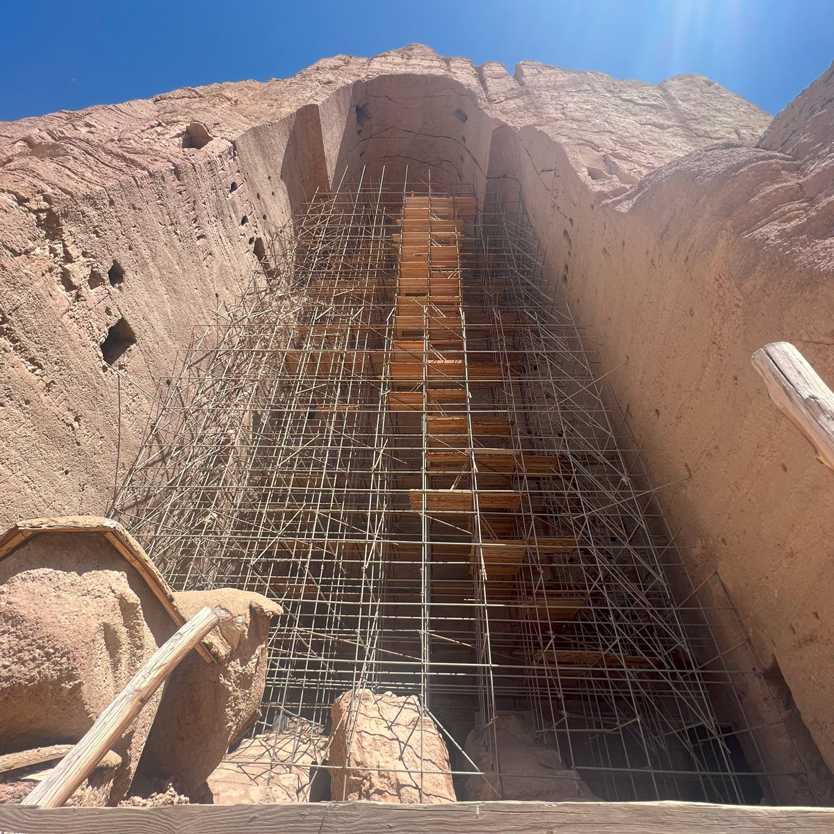 Ниши, где до 2021 года стояли статуи Будды, затем их взорвали талибы, Бамиан. Фото из личного архива Евгения