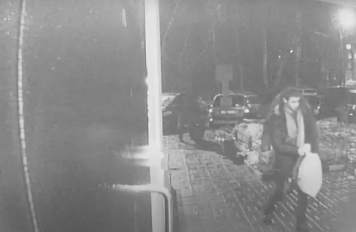 Руслан Мухудинов привез Заура Дадаева с вещами к дому на Веерной, 46. Руслан Мухудинов несет чемодан Дадаева. У Заура Дадаева в руках два пакета и накинутая на голову кожаная куртка, чтобы скрыть лицо от подъездной камеры. Фото: скрин видео