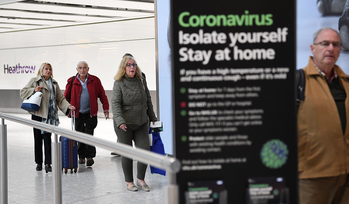 Пассажиры в аэропорту Хитроу в Лондоне, Великобритания, 19 марта 2020 года. Фото: Andy Rain / EPA-EFE