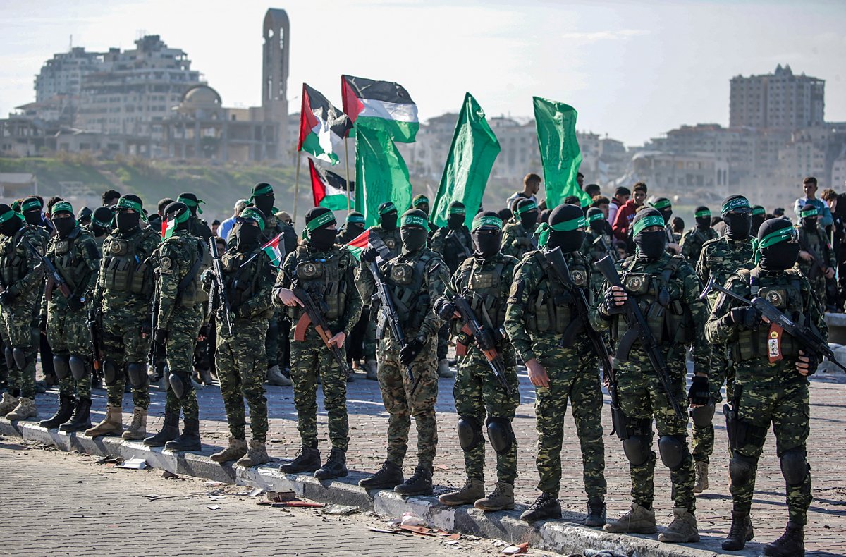 Бойцы ХАМАСа перед передачей израильского заложника Кита Зигеля представителям Международного комитета Красного Крестав порту Газы, 1 февраля 2025 года. Фото: Mohammed Saber / EPA