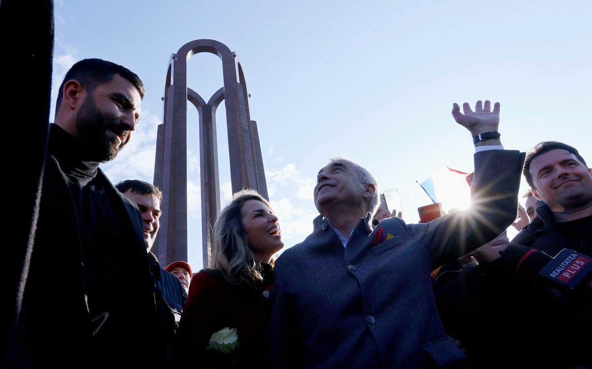 Кэлин Джорджеску и его жена Кристела на праздновании Дня Малого объединения у Могилы Неизвестного солдата, Бухарест, 24 января 2025 года. Фото: Robert Ghement / EPA