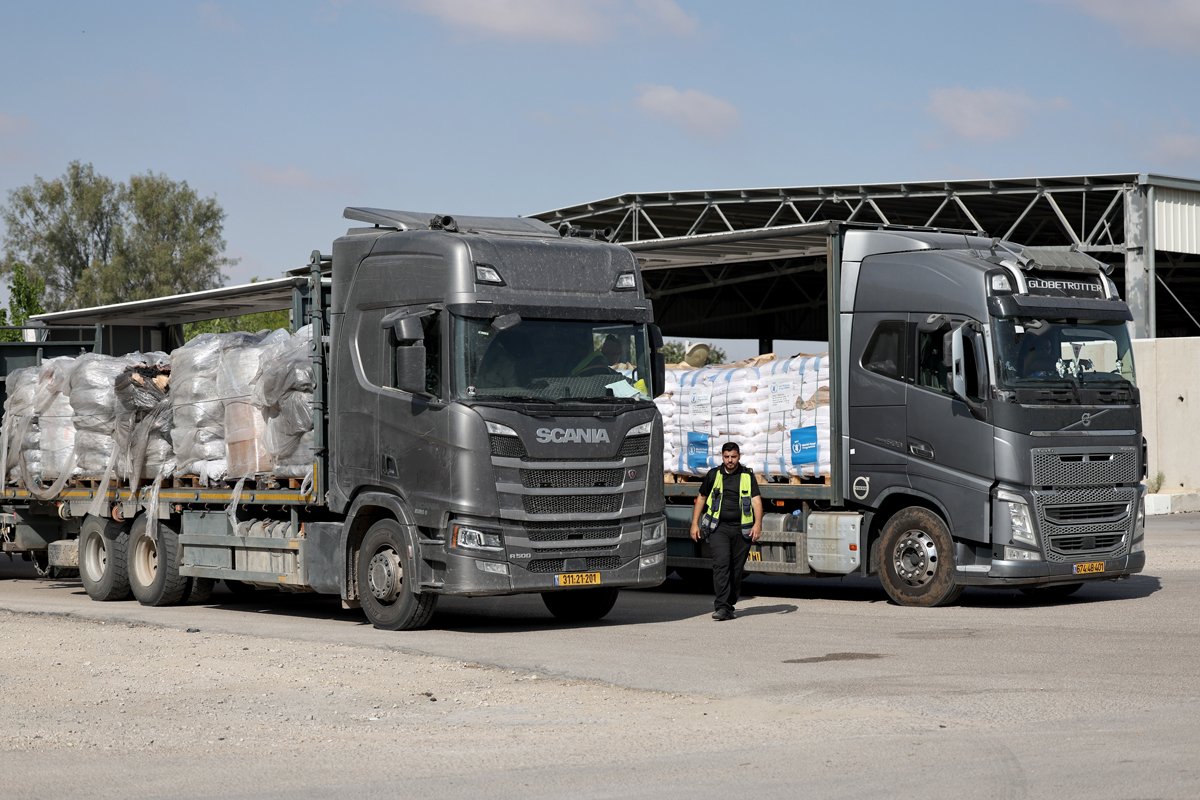 Грузовики с гуманитарной помощью на контрольно-пропускном пункте Керем-Шалом, юг Израиля, 22 мая 2025 года. Фото: Atef Safadi / EPA