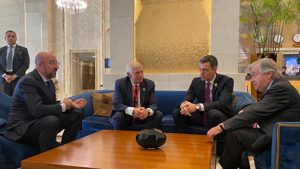 Председатель Европейского совета Шарль Мишель, глава европейской дипломатии Жозеп Боррель, премьер-министр Испании Педро Санчес и Генсек ООН Антониу Гуттериш (слева направо) перед началом саммита в Каире. Фото: Педро Санчес/Twitter