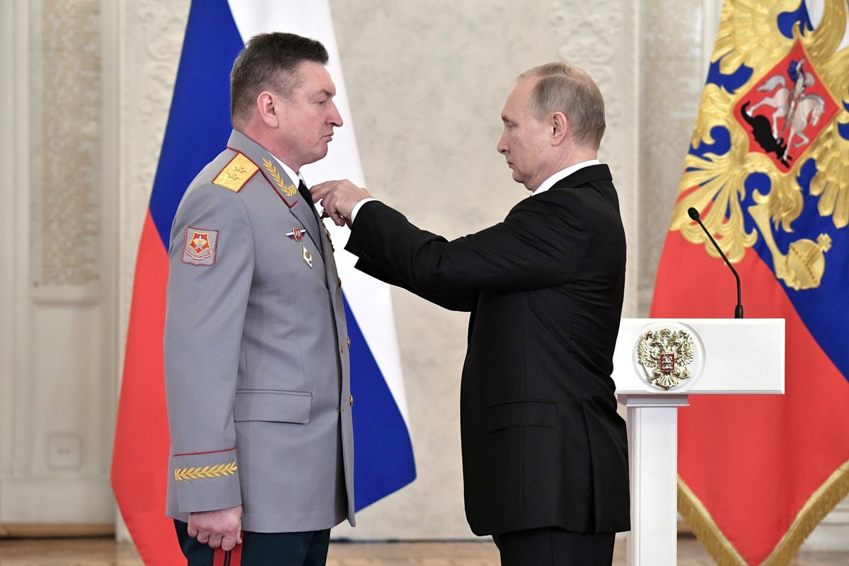 Владимир Путин награждает Александра Лапина орденом Святого Георгия IV степени за участие в операции в Сирии, Москва, 28 декабря 2017 года. Фото: Kremlin
