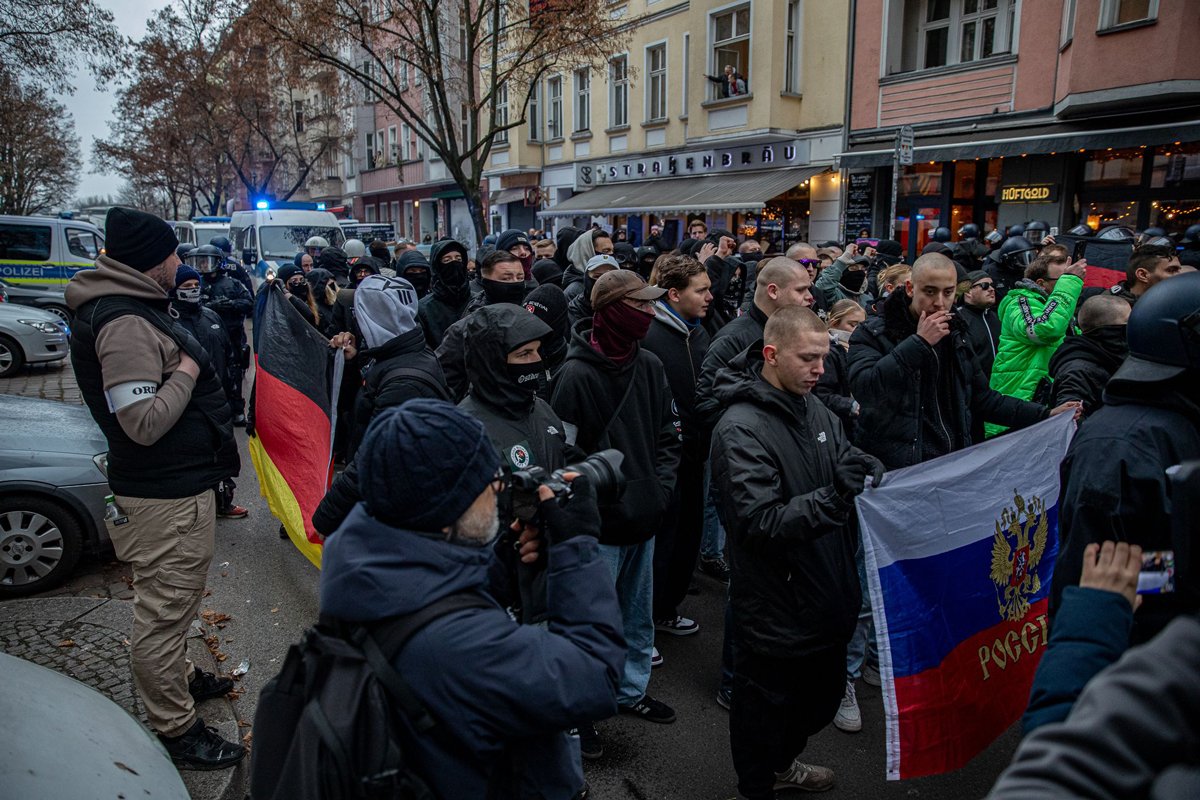 Сторонники ультраправых несут российский флаг на марше в Берлине, в районе Фридрихсхайн, Берлин, 14 декабря 2024 года. Фото: Michael Kuenne / Presscov / Shutterstock / Rex Features / Vida Press