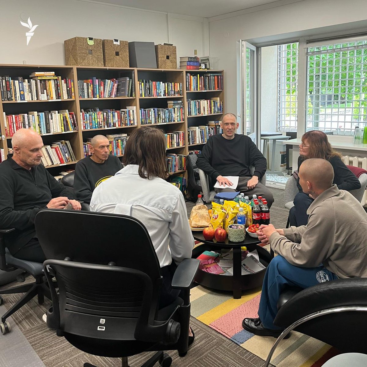 Сергей Тихановский и другие белорусские политзаключенные после освобождения. Фото: Радыё Свабода — Беларусь