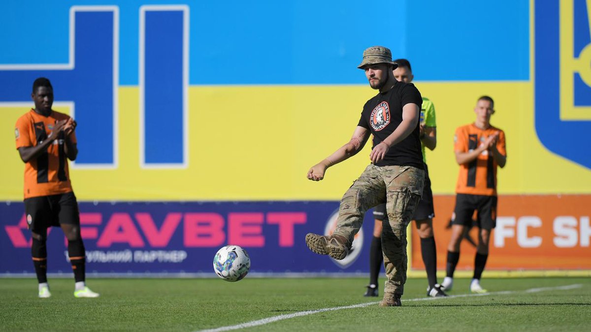 Представитель ультрас «Шахтера» Никита Стецюра наносит первый символический удар в матче с «Александрией», август 2023 года. Фото: пресс-служба ФК «Шахтер»