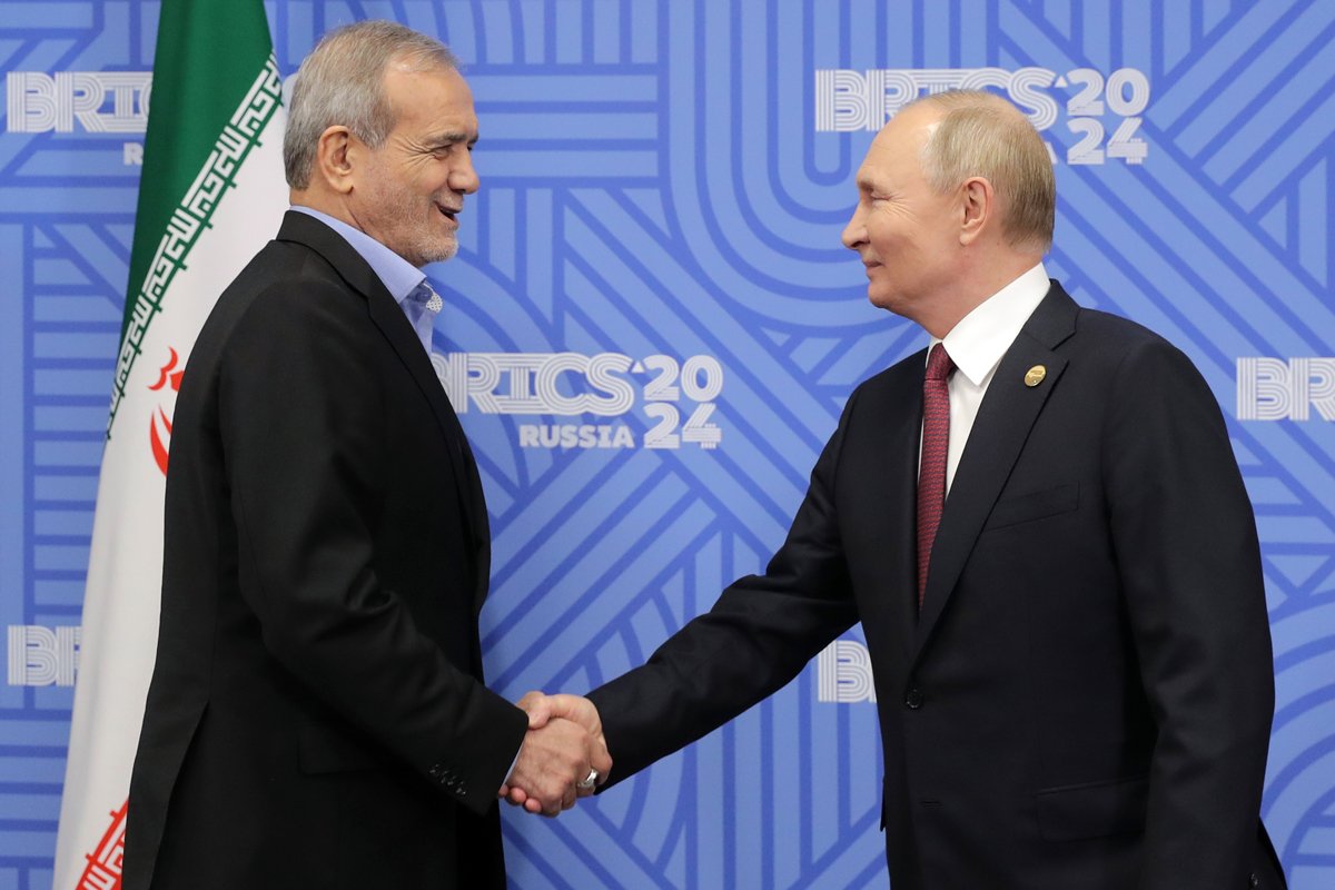 Владимир Путин и президент Ирана Масуд Пезешкиан во время встречи в рамках XVI саммита БРИКС в Казани, 23 октября 2024 года. Фото: Анатолий Медведь / brics-russia2024.ru