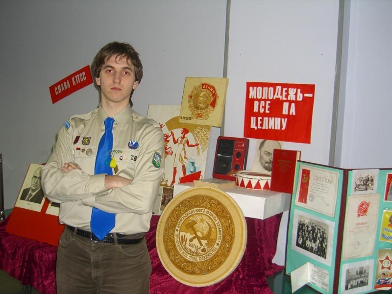 Микола в форме члена юношеской организации «Спілка української молоді» (украинский аналог скаутов) пришел на выставку, посвященную различным молодежным организациям, и сфотографировался у стенда с советской символикой. Фото из архива М. Малухи