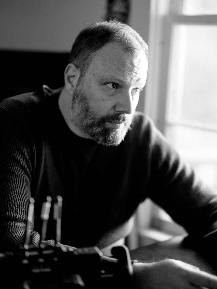 Режиссёр Йоргос Лантимос на съёмках фильма «Бугония», 2025 год. Фото: Atsushi Nishijima / Focus Features / Venice International Film Festival