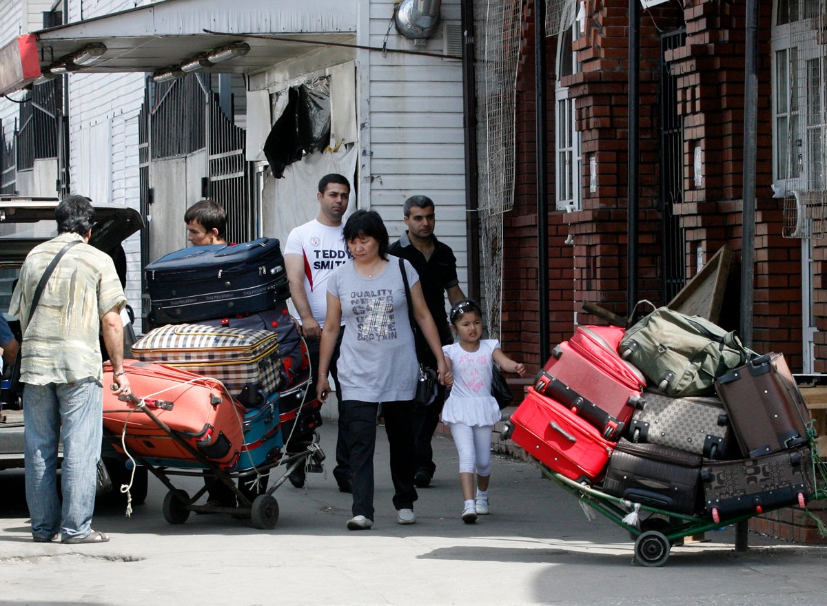 Торговцы вывозят товары с Черкизовского рынка после его закрытия, Москва, 22 июля 2009 года. Фото: Сергей Карпухин / Reuters / Scanpix / LETA