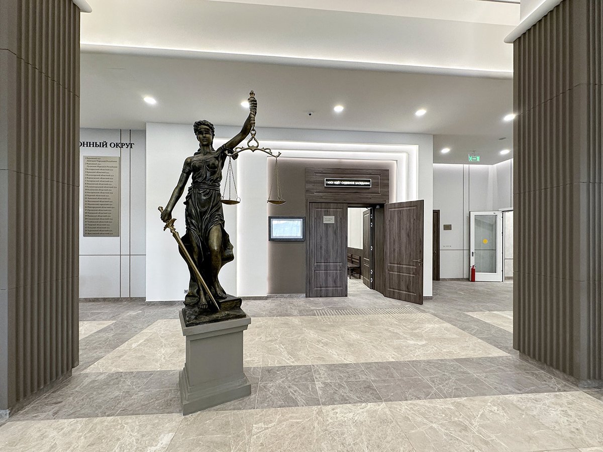 Статуя древнегреческой богини правосудия Фемиды в новом здании Первого апелляционного суда общей юрисдикции в районе Очаково-Матвеевское. Фото: Владимир Новиков / пресс-служба мэра и правительства Москвы