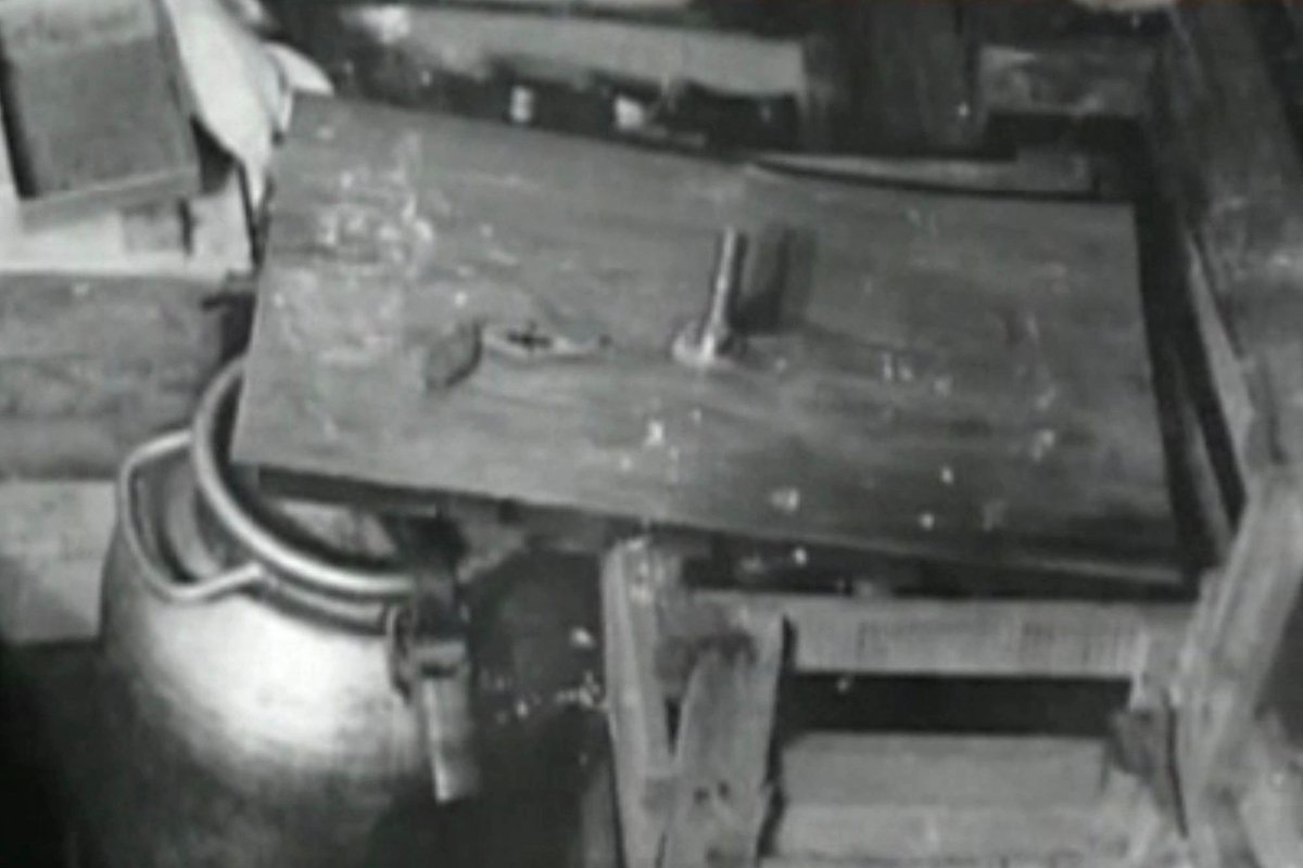 Взломанный кувалдой сейф. Источник: ntv.ru