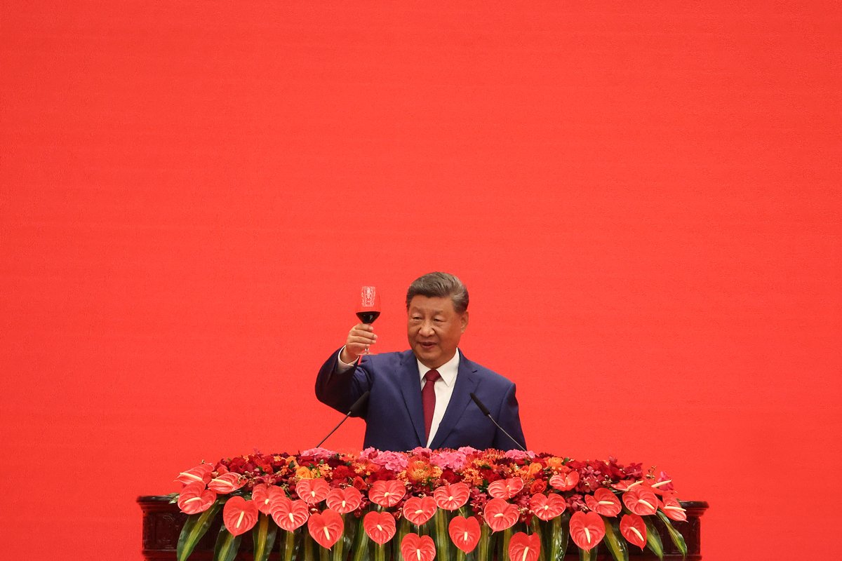 Си Цзиньпин принимает участие в приеме в Большом зале народа в Пекине, Китай, 3 сентября 2025 года. Фото: Jessica Lee / EPA