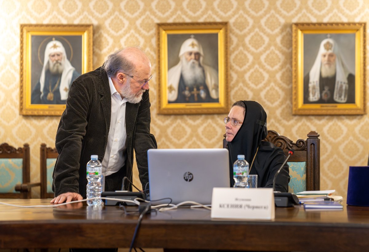 Александр Щипков и Игуменья Ксения (Чернега) на заседании Высшего Церковного Совета РПЦ, 5 ноября 2024 года. Фото: Олег Варов / Пресс-служба Патриарха Московского и всея Руси