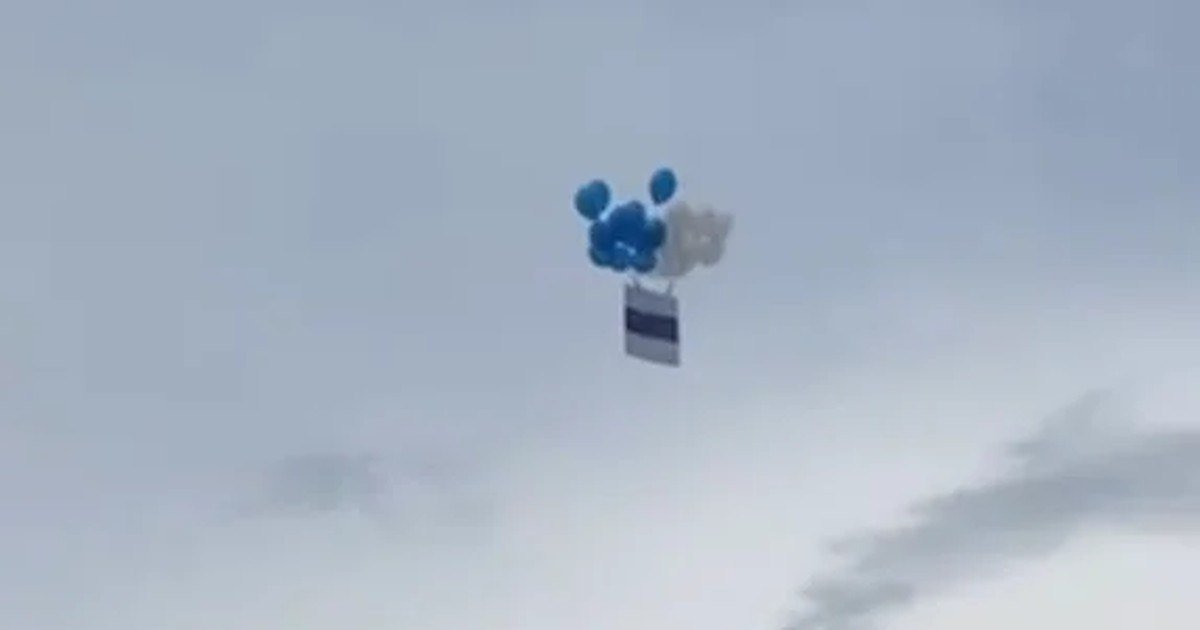 Бело-сине-белый флаг и воздушные шары тех же цветов, запущенные в небо под Москвой белорусом Дмитрием Головлевым. Его арестовали в конце мая на 15 суток по административной статье о мелком хулиганстве.
Скрин: видео соцсети